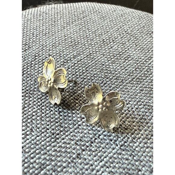 VTG Sterling Silver 925 STUART NYE Dogwood Flower Post Earrings Screw Back - Picture 2 of 5